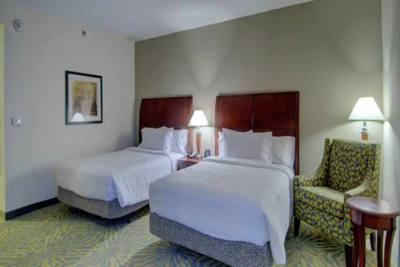 Hilton Garden Inn Norwalk Exteriér fotografie