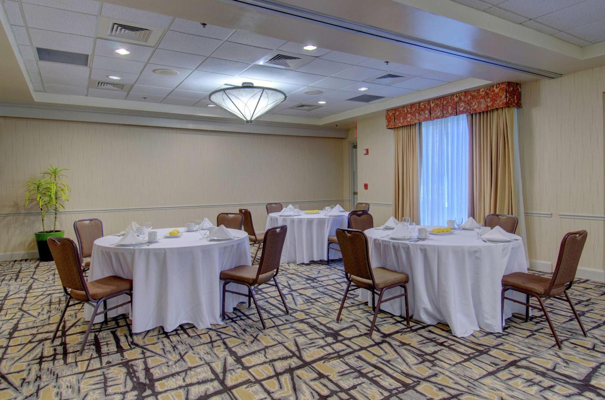 Hilton Garden Inn Norwalk Exteriér fotografie