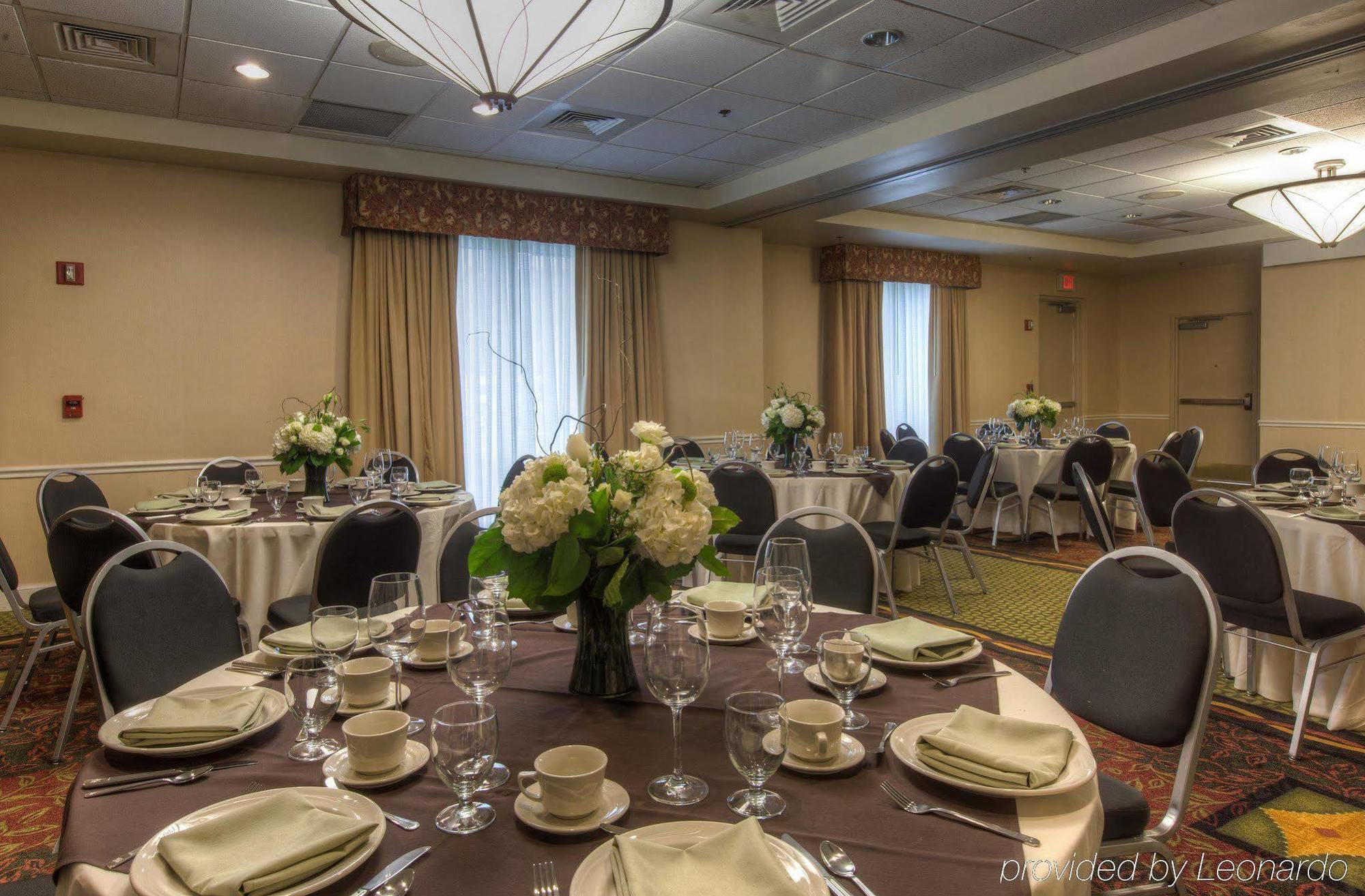 Hilton Garden Inn Norwalk Restaurace fotografie